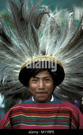 Bolivien. Sucre. Portrait von indischen Mann mit Federhut während des Festivals. Stockfoto