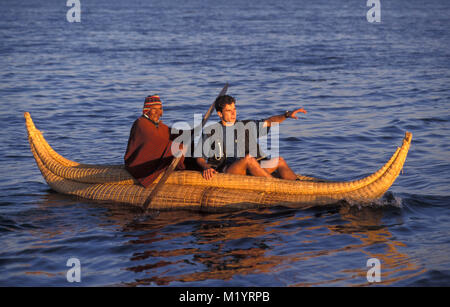 Bolivien. Copacabana. Titicaca See. Anden. Aymara indische Fischer in Reed Boot und touristische, Mann.