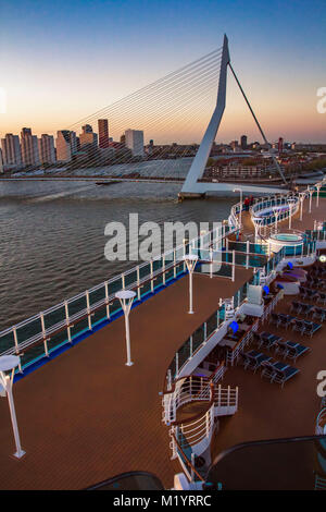 Die Erasmusbrücke in Rotterdam von einem Kreuzfahrtschiff gesehen Stockfoto