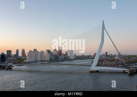 Die Erasmusbrücke in Rotterdam von einem Kreuzfahrtschiff gesehen Stockfoto