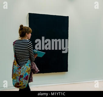 Frau vor modernen Kunstwerken, Leeds Galerie für Moderne Kunst, Leeds, England Stockfoto