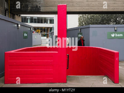 Leuchtend rote Wand- und Schritte, South Bank, London, England Stockfoto