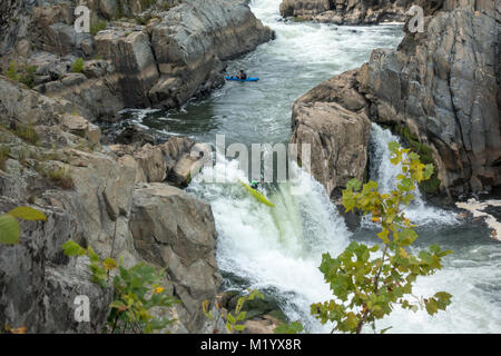 Ein Paddler über einen Wasserfall schnelle Auf der Great Falls, Virginia, United States. Stockfoto