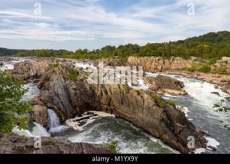 Ein Paddler über einen Wasserfall schnelle Auf der Great Falls, Virginia, United States. Stockfoto