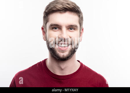 Nahaufnahme von angenehmen lächelnden Mann in Burgund t-shirt Stockfoto