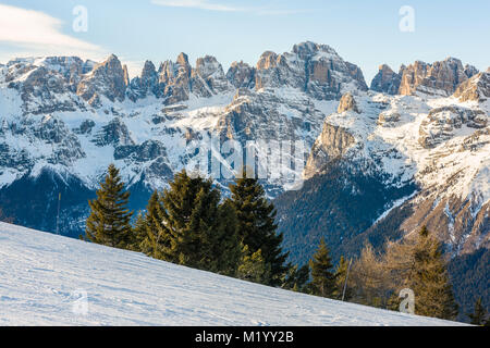 Die wunderschöne verschneite Skigebiet der Brenta Gruppe in den Dolomiten Stockfoto