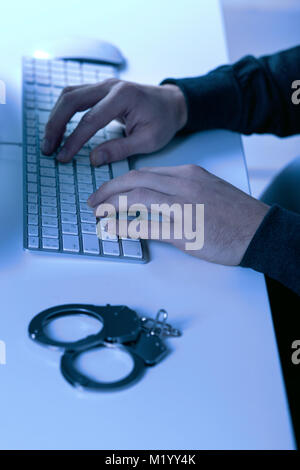 Junge männliche Hände ruhen auf der Tastatur Stockfoto