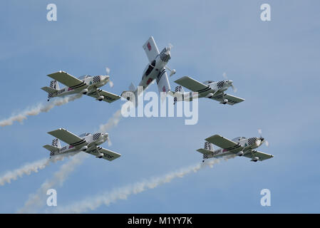 Team Raven Formation Aerobic Display Team Flying Van's RV Aircraft mit einer Mischung aus RV4s und RV8s, die auf der Clacton Airshow gezeigt werden. Ebenen Stockfoto