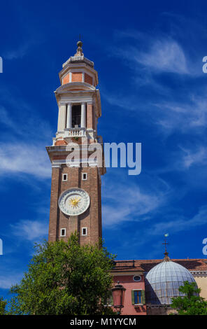 Kirche der Heiligen Apostel Christi barocke Glocke und Uhr Turm unter Wolken in Venedig, im 18. Jahrhundert abgeschlossen Stockfoto