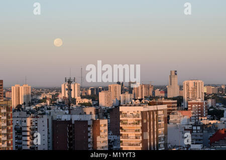 Buenos Aires/Argentinien - 01-02-2018: Vollmond über Belgrano und Saavedra Viertel von Buenos Aires, Argentinien Stockfoto