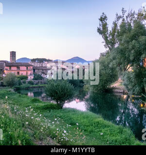 Viterbo (Latium, Italien): historische Gebäude entlang der Velino Fluss am Abend Stockfoto