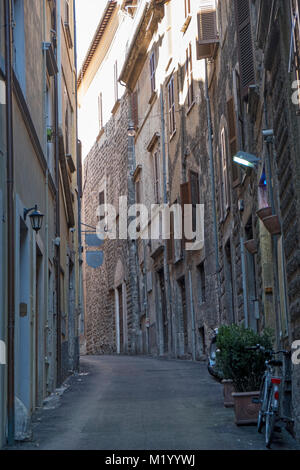 Viterbo (Latium, Italien): Fassade des historischen Gebäude entlang einer typischen Straße Stockfoto