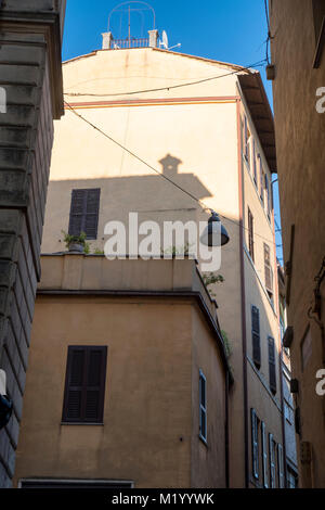 Viterbo (Latium, Italien): Fassade des historischen Gebäude entlang einer typischen Straße Stockfoto