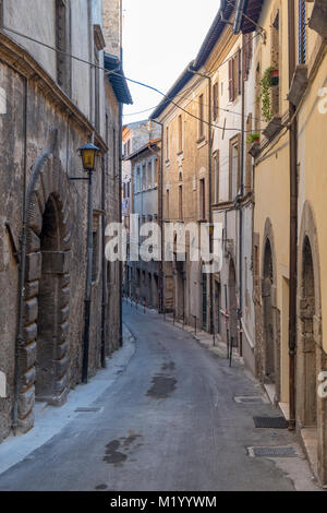 Viterbo (Latium, Italien): Fassade des historischen Gebäude entlang einer typischen Straße Stockfoto