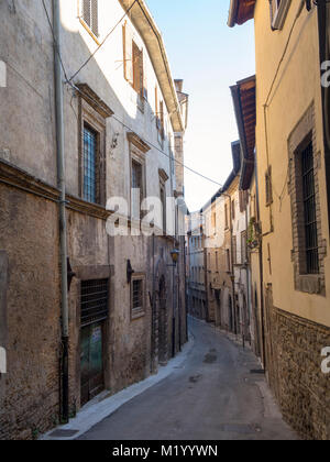 Viterbo (Latium, Italien): Fassade des historischen Gebäude entlang einer typischen Straße Stockfoto