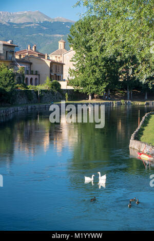 Viterbo (Latium, Italien): Gebäude entlang der Velino Fluss im Sommer Stockfoto