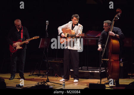 Gordan Davies als Elvis Presley am Elvis Erfahrung Konzert in der St. David's Hall in Cardiff statt. Stockfoto