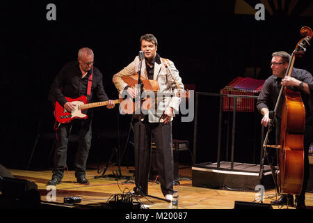 Gordan Davies als Elvis Presley am Elvis Erfahrung Konzert in der St. David's Hall in Cardiff statt. Stockfoto