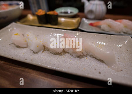 Japanische Küche sushi Set uni Sushi und weißen Fisch mit Salz und Yuzu, Königskrabben hokkaido Miso Suppe, gegrilltem Fisch sehr frisch und lecker Stockfoto