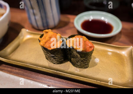 Japanische Küche sushi Set uni Sushi und weißen Fisch mit Salz und Yuzu, Königskrabben hokkaido Miso Suppe, gegrilltem Fisch sehr frisch und lecker Stockfoto