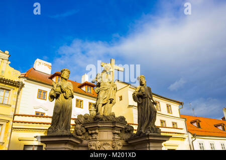 Prag, Tschechische Republik - 31. Dezember 2017: Statue des Heiligen Erlösers mit Cosmas und Damian Stockfoto