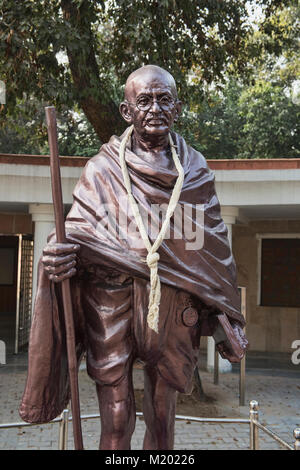 Statue von Mahatma Gandhi an Raj Ghat, Delhi, Indien Stockfoto