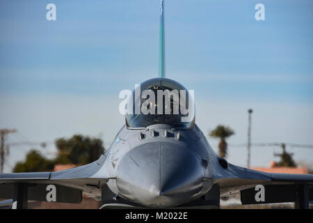 Eine F-16 Fighting Falcon fighter Jet an die 158 Fighter Wing, Vermont Air National Guard zugeordnet, sitzt auf der Landebahn bei Red Flag 18-1 an der Nellis Air Force Base in Nevada, Jan. 30, 2018. Die 158 WG ist die Teilnahme als Mitglieder der Roten Truppen während der Roten Fahne. (US. Air Force Foto von Airman 1st Class Andrew D. Sarver) Stockfoto