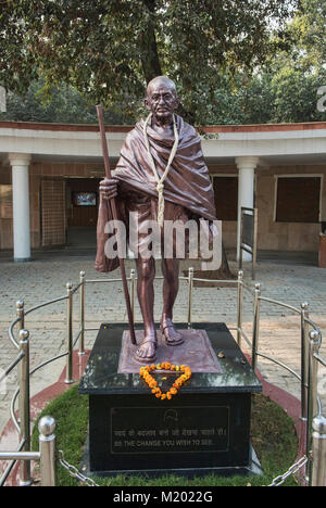 Statue von Mahatma Gandhi an Raj Ghat, Delhi, Indien Stockfoto