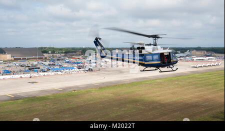 Ein UH-1N Iroquois fliegt um die 2017 Joint Base Andrews Air Show: America's Air und Space Expo am Joint Base Andrews, Md., Sept. 17, 2017. Vier 'Hueys' antenne Manöver während des Morgens Teil der Show geübt, ihre Fähigkeiten um die National Capital Region. (DoD Foto von Mass Communication Specialist 2. Klasse Christopher Hurd) Stockfoto