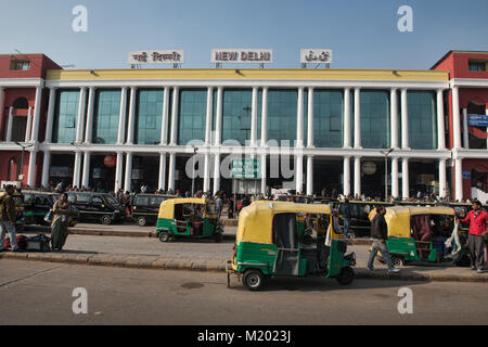 Der Eingang zum geschäftigen New Delhi Station, Delhi, Indien Stockfoto