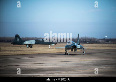 Zwei T-38 C Talons aus dem 25 Flying Training Squadron Taxi auf der Flightline nach einem Flug Feb 1, 2018 at Vance Air Force Base, Oklahoma. 25 FTS Züge Flugschülern zu Pilot Fighter und Bomber Flugzeug gehen. (U.S. Air Force Foto von älteren Flieger Corey Pettis) Stockfoto