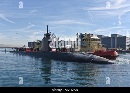 180202-N-TW 634-020 SAN DIEGO (Feb. 2, 2018) der Los Angeles-Klasse schneller Angriff U-Boot USS Annapolis (SSN760) kommt in ihrer neuen Heimathafen in Naval Base Point Loma. USS Annapolis ist das vierte Schiff für Annapolis, MD., Ort der US Naval Academy genannt zu werden. Sie kam nach zwei Jahren umfangreiche Wartungsarbeiten an der Portsmouth Naval Shipyard in Kittery, Maine und drei Monate auf See. (U.S. Marine Foto von Mass Communication Specialist 2. Klasse Derek Harkins/Freigegeben) Stockfoto