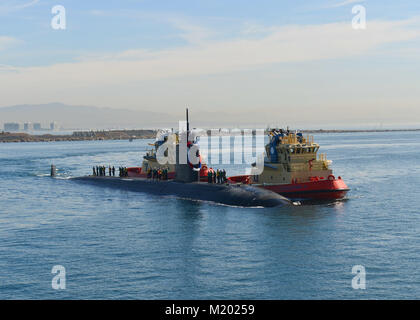 180202-N-UK 333-018 SAN DIEGO (Feb. 2, 2018) der Los Angeles-Klasse schneller Angriff U-Boot USS Annapolis (SSN760) kommt in ihrer neuen Heimathafen in Naval Base Point Loma. USS Annapolis ist das vierte Schiff für Annapolis, MD., Ort der US Naval Academy genannt zu werden. Sie kam nach zwei Jahren umfangreiche Wartungsarbeiten an der Portsmouth Naval Shipyard in Kittery, Maine und drei Monate auf See. (U.S. Marine Foto von Mass Communication Specialist 1. Klasse Ronald Gutridge/Freigegeben) Stockfoto