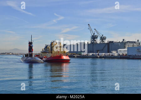 180202-N-HF 252-066 SAN DIEGO (Feb. 2, 2018) der Los Angeles-Klasse schneller Angriff U-Boot USS Annapolis (SSN760) kommt in ihrer neuen Heimathafen in Naval Base Point Loma. USS Annapolis ist das vierte Schiff für Annapolis, MD., Ort der US Naval Academy genannt zu werden. Sie kam nach zwei Jahren umfangreiche Wartungsarbeiten an der Portsmouth Naval Shipyard in Kittery, Maine und drei Monate auf See. (U.S. Marine Foto von Mass Communication Specialist 1. Klasse Derek Stroop/Freigegeben) Stockfoto