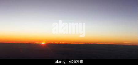 Sonnenuntergang, im Flug Panorama. Stockfoto