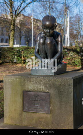 Statue von Mädchen in Cathays Park Cardiff Stockfoto