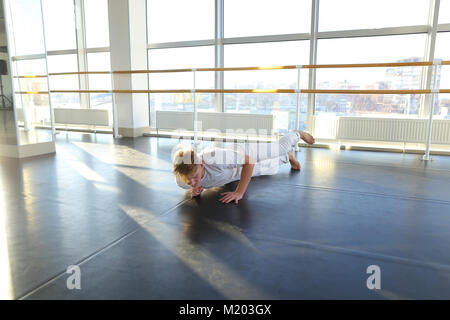 Man wischte sich die Hände mit Handtuch im Fitnessstudio Studio. Stockfoto