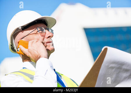 Mann Architector im Freien im Baugebiet, mobile Unterhaltung Stockfoto