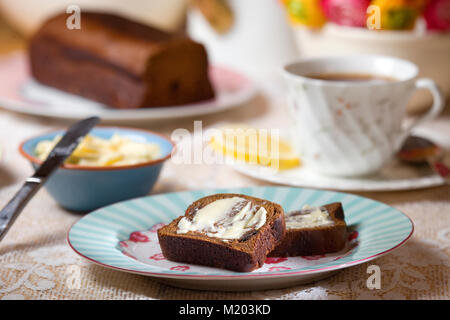 Malz Brot mit Butter. Weiches Obst Brot mit Malzextrakt. Rosinenbrot oder harvo Stockfoto