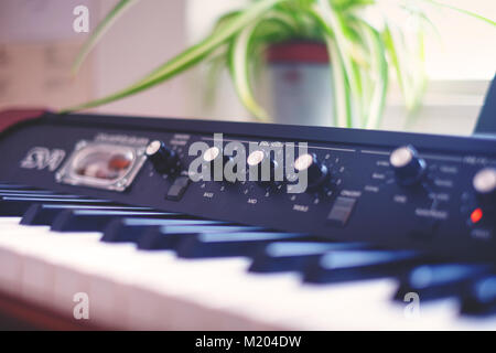 In der Nähe von einem schönen Vintage Keyboard in einem Tonstudio (Korg SV-1) Stockfoto