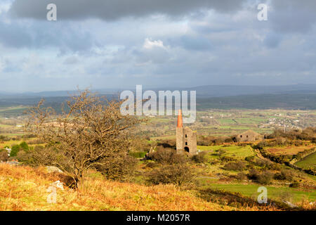 Moorland Blick hinunter auf der Prinz von Wales Motor Haus in der Nähe des Dorfes Schergen auf Bodmin Moor Stockfoto