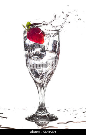 Erdbeere Spritzwasser in Kristall Glas Wasser Stockfoto