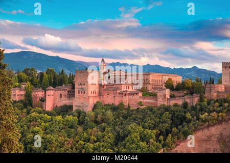 Alhambra bei Sonnenuntergang in Granada, Andalusien, Spanien