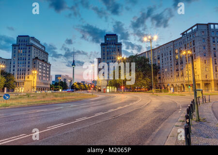 Der Strausberger Platz in Berlin mit dem Fernsehturm nach Sonnenuntergang Stockfoto