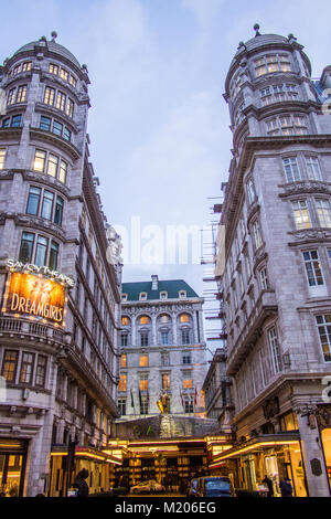 Eingang zum Savoy Hotel auf dem Strand, London UK Stockfoto