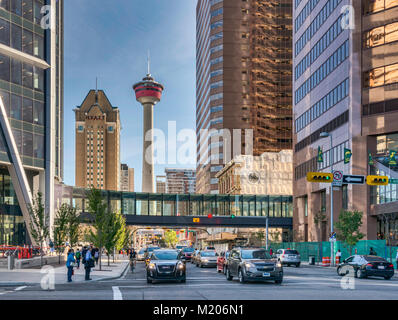 Calgary Tower, Hyatt Hotel, Fußgänger-Überführung, von Centre Street gesehen, in der Innenstadt von Calgary, Alberta, Kanada Stockfoto
