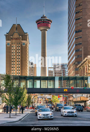 Calgary Tower, Hyatt Hotel, Fußgänger-Überführung, von Centre Street gesehen, in der Innenstadt von Calgary, Alberta, Kanada Stockfoto