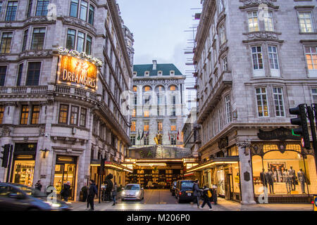 Eingang zum Savoy Hotel auf dem Strand, London UK Stockfoto