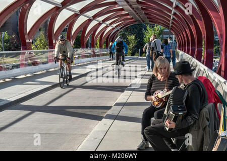 Straßenmusikanten, Biker am Frieden Brücke, Fußgängerbrücke über Bow River in der Nähe der Innenstadt von Calgary, Alberta, Kanada Stockfoto