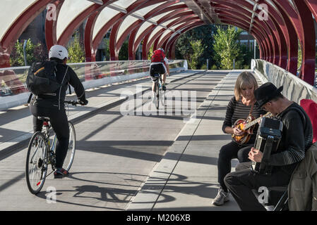 Straßenmusikanten, Biker am Frieden Brücke, Fußgängerbrücke über Bow River in der Nähe der Innenstadt von Calgary, Alberta, Kanada Stockfoto